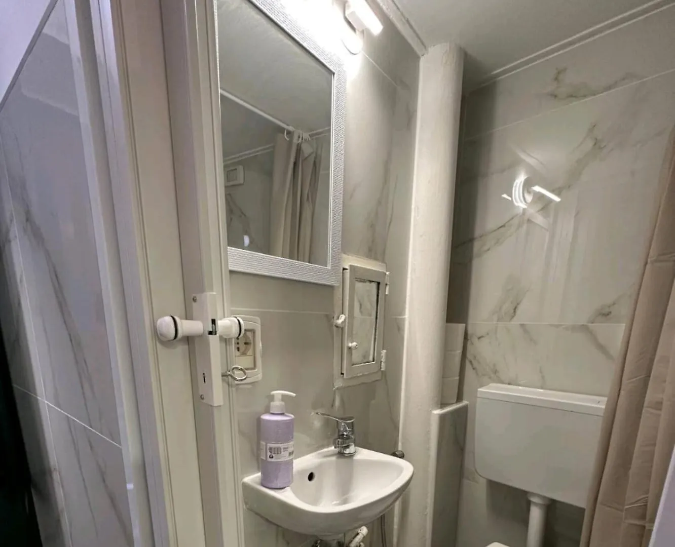 Anita Suite Rooms 0*, Napoli